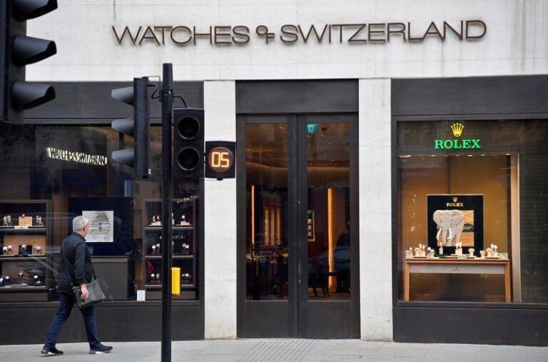 Акции Watches of Switzerland упали на 7% из-за тарифов Трампа, угрожающих продажам в США