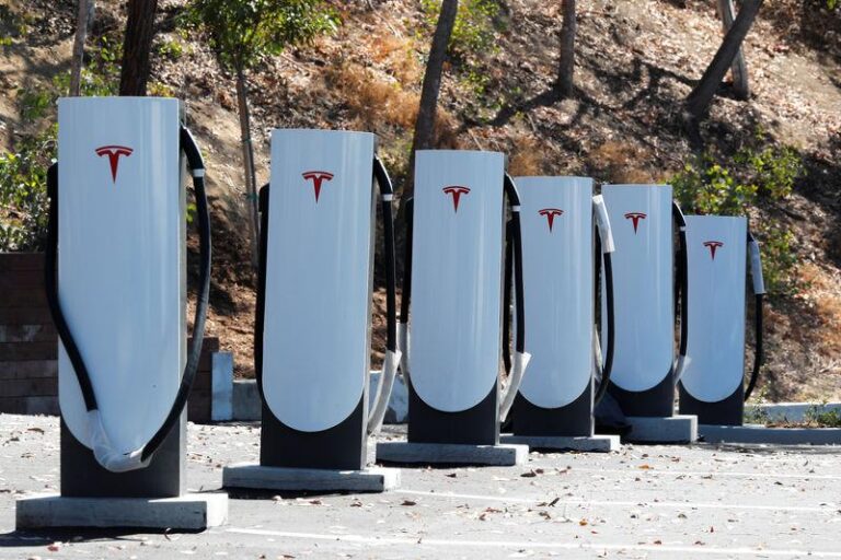 Tesla под прицелом: расследование NHTSA по нарушениям системы полной автономии вождения