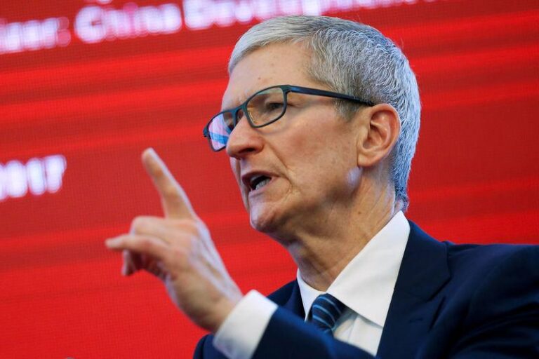 Акции Pop Mart взлетают после визита гендиректора Apple Кука на выставку Labubu
