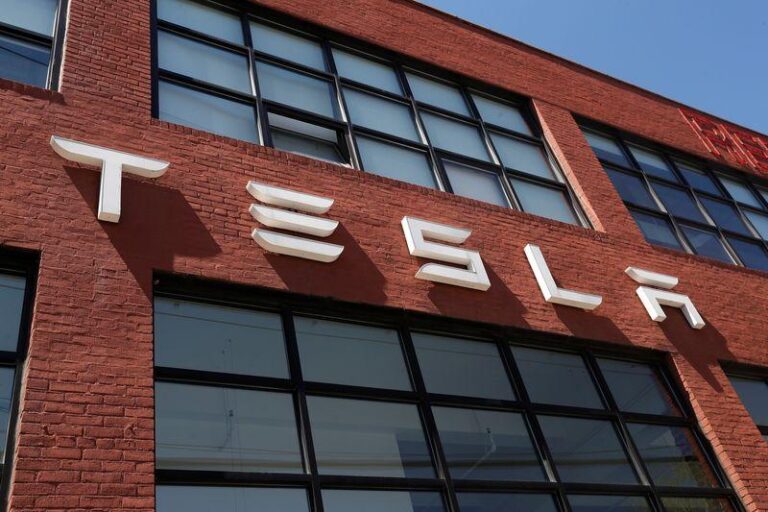 Режим «Безумный Макс» Tesla привлекает внимание NHTSA из-за опасений по поводу скорости
