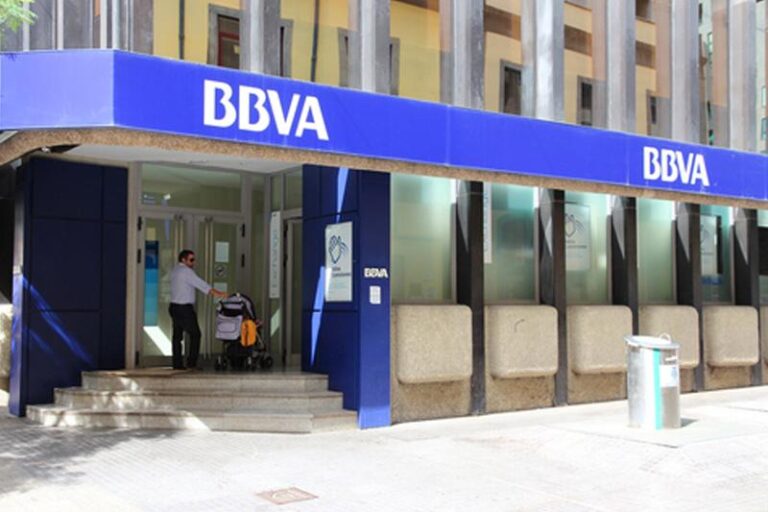 BBVA расширяет партнерство с OpenAI: ChatGPT теперь доступен 120,000 сотрудникам компании