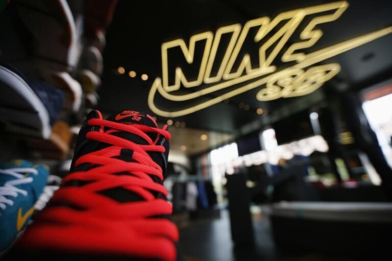 Акции Nike выросли на 2% в преддверии торгов после покупки акций CEO Apple