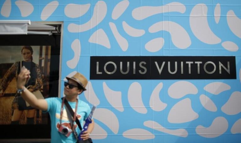 Акции LVMH падают на фоне снижения рейтинга Morgan Stanley из-за рисков тарифов и ограниченного потенциала роста