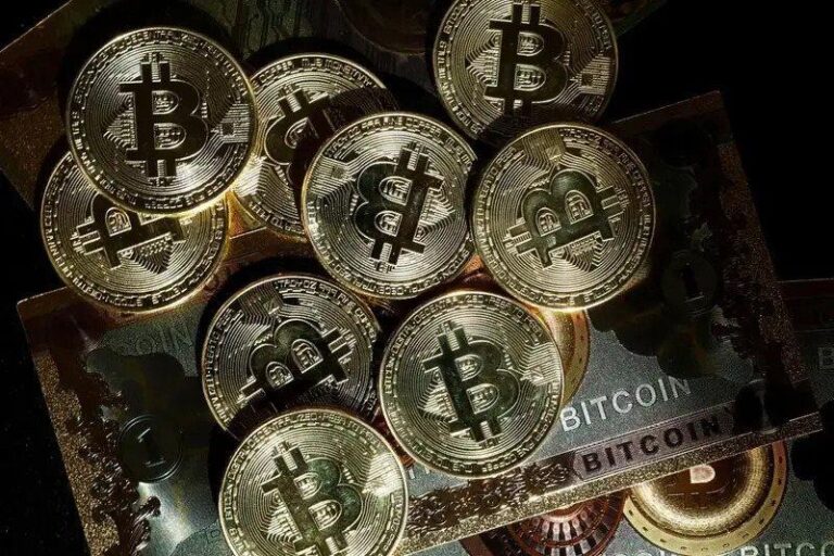 Биткойн опускается близко к $77k: возможные потери на этой неделе на фоне неопределенности с миром в Иране
