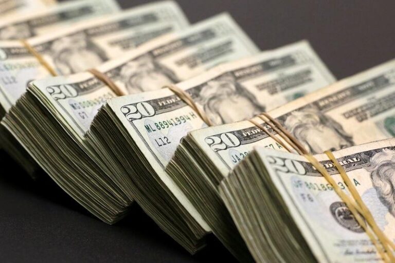 Доллар стабилен на фоне неопределенности переговоров США и Ирана