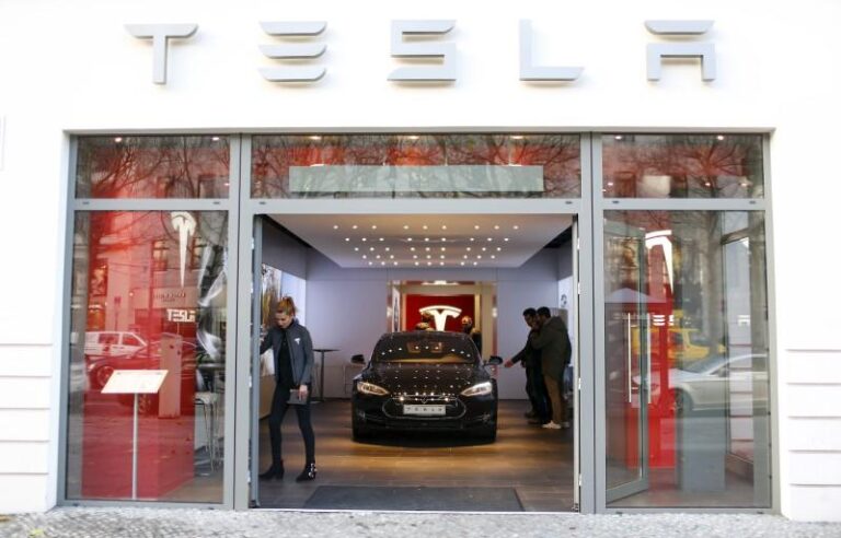 Tesla откладывает демонстрацию Roadster на август из-за задержек с двигателями