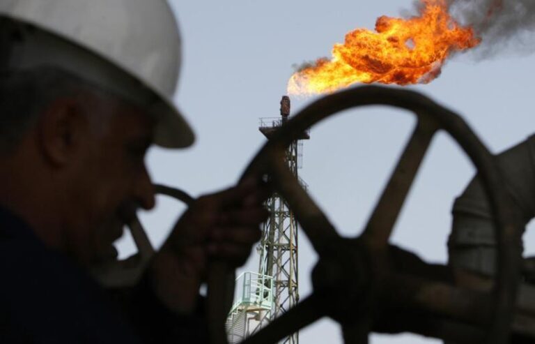 Нефть ожидает резкого еженедельного падения на фоне возобновления грузопередач в Ормузском проливе после мирного соглашения