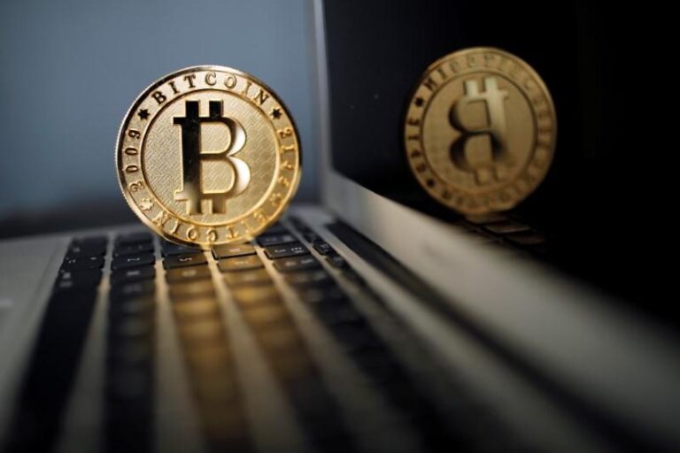 Биткойн упал ниже $63k на фоне fears по ставкам и оттока из ETF
