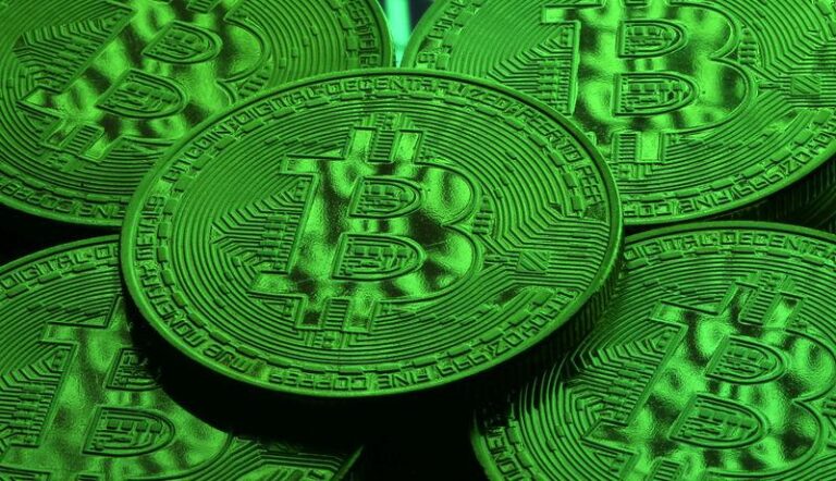 Биткойн упал ниже $62K: акции ИИ на подъеме, оттоки из ETF усиливаются