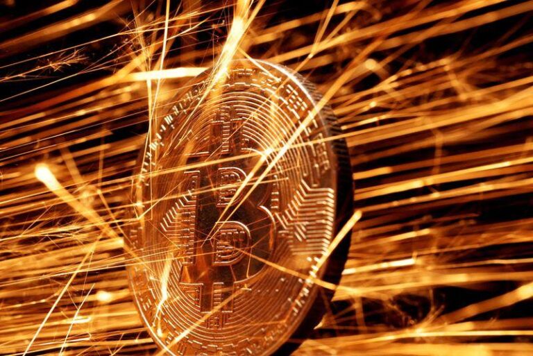 Биткойн удерживается выше $60,000 на фоне растущей критики модели финансирования Strategy