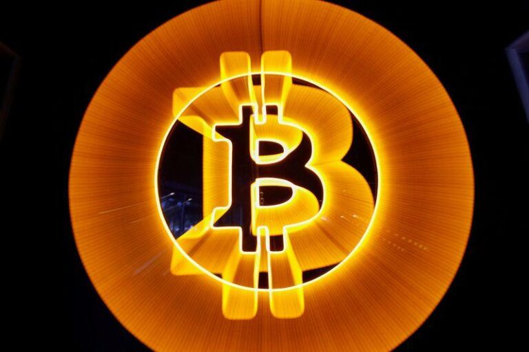 Биткойн сохраняет уровень выше $60,000 на фоне оттока ETF и ожиданий по ФРС