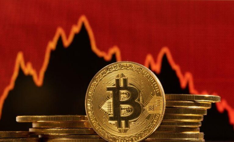 Биткойн остается ниже $60,000: потеря квартала на фоне оттока ETF