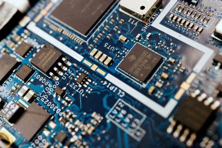 Акции чиповых компаний Азии падают на фоне роста эффективности OpenAI и планов Meta в облачном сегменте