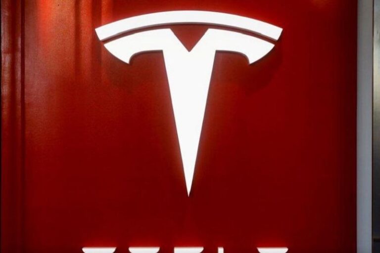 NHTSA завершает расследование Tesla из-за проблем с неожиданным торможением