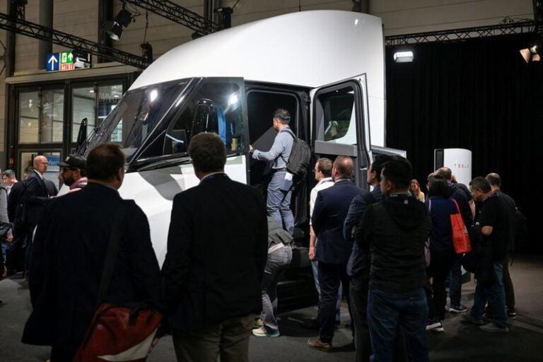 Einride запускает внедрение 500 электрических грузовиков Tesla для своего флота в Северной Америке