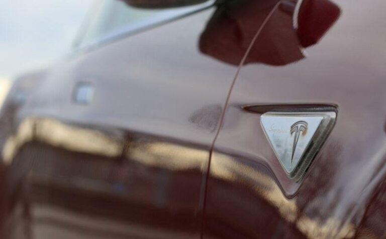Tesla демонстрирует данные по безопасности автономного вождения в Европе перед голосованием ЕС