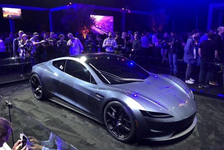 Tesla анонсировала запуск долгожданного Roadster 1 октября