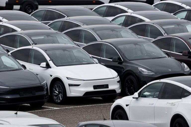 Tesla представит долгожданный Roadster 1 октября, заявил Маск