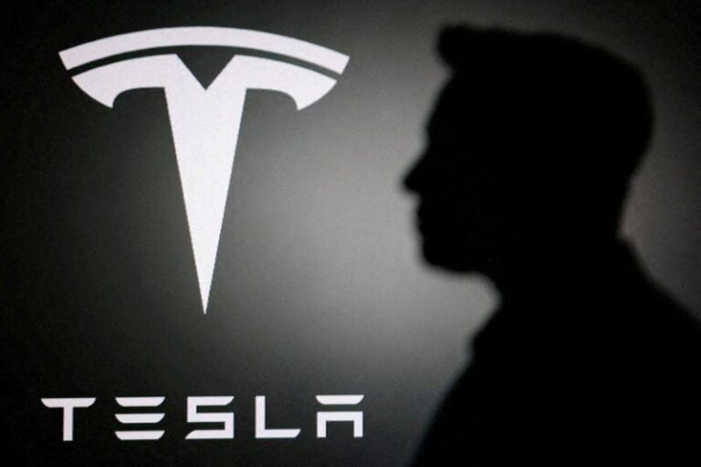 Tesla начала массовое производство грузовиков Semi, сообщает Маск