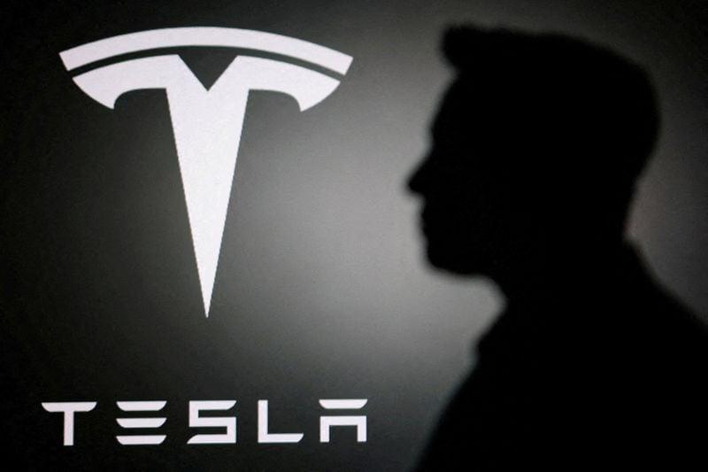 Tesla начала массовое производство грузовиков Semi, сообщает Маск