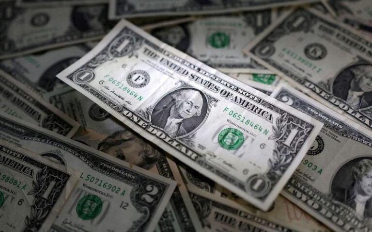 Доллар США снизился на фоне падения цен на нефть, иена укрепилась