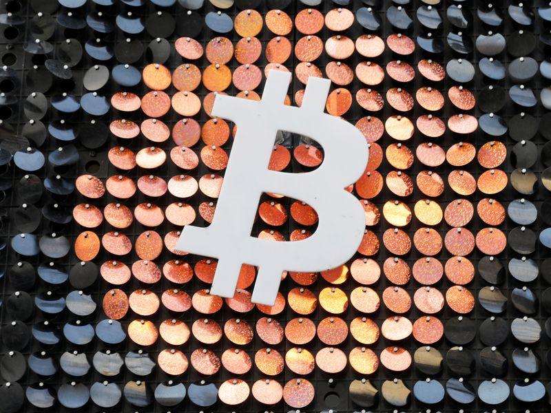 Биткойн стабилизировался выше $84,000, завершив рост в Q3 2026 года