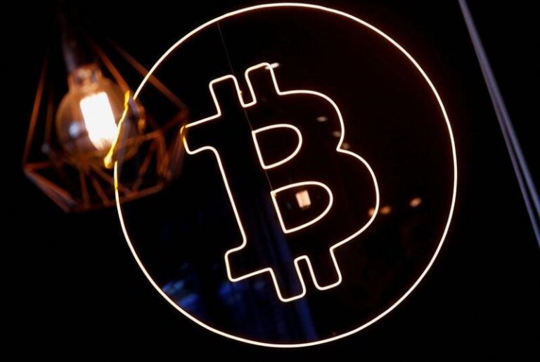 Биткойн упал до $83 000 на фоне роста доходности облигаций и напряженности с Ираном