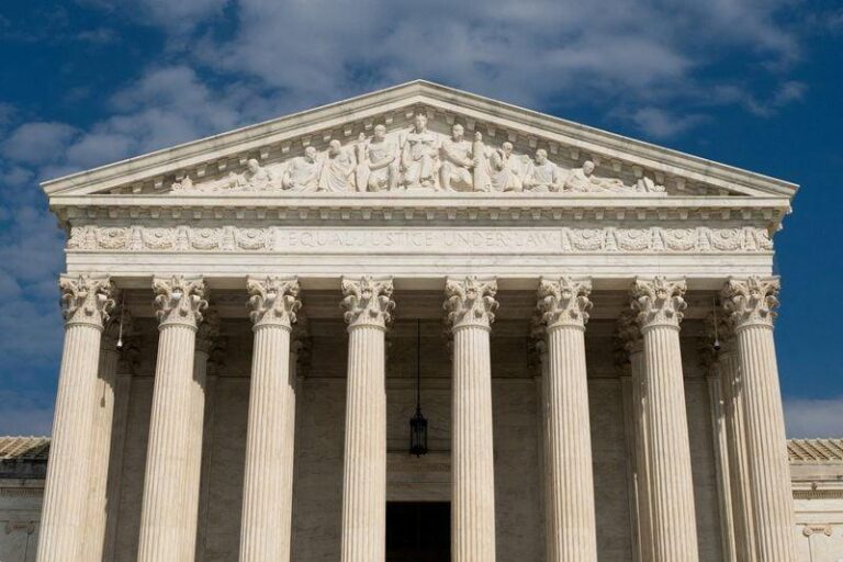 Верховный суд США разрешил Трампу возобновить депортацию мигрантов
