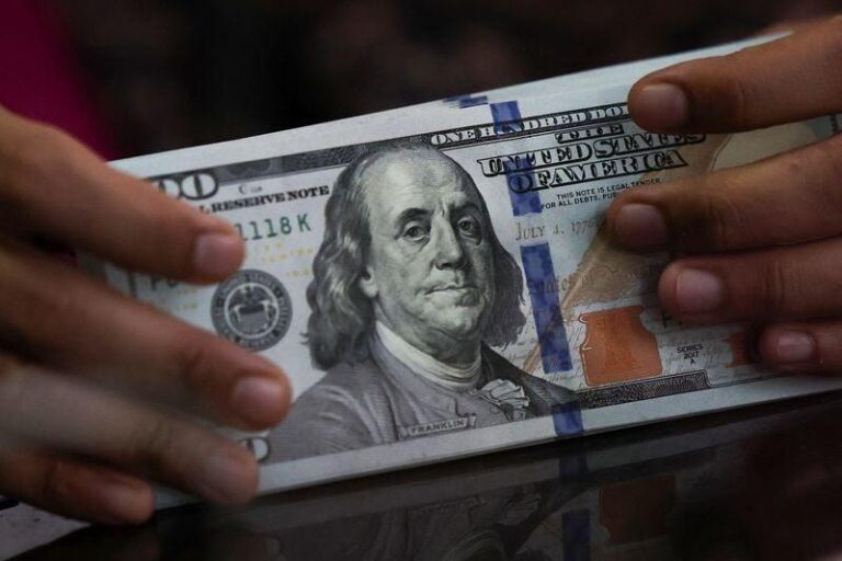 Доллар США укрепился на 2,5% к евро в сентябре на фоне экономического роста