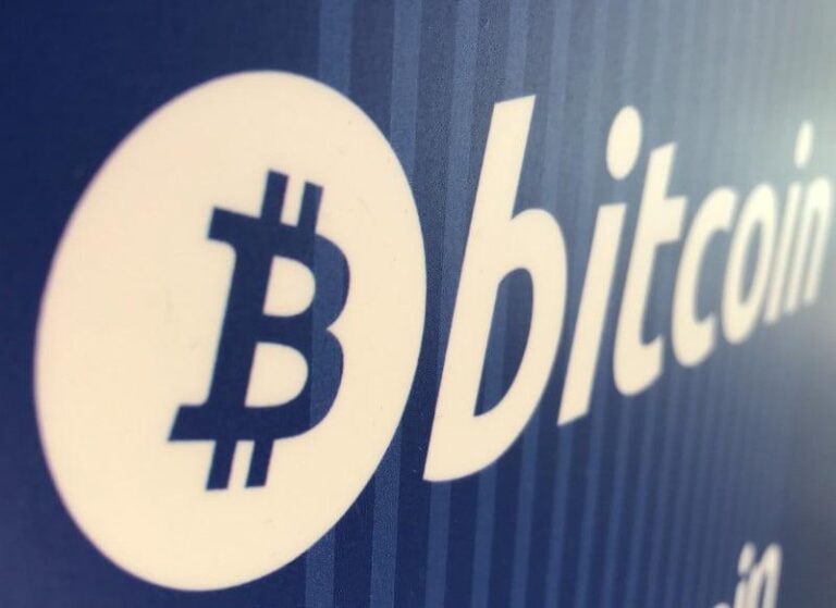 Биткойн снизился до $82 487 после достижения максимума в $83 103