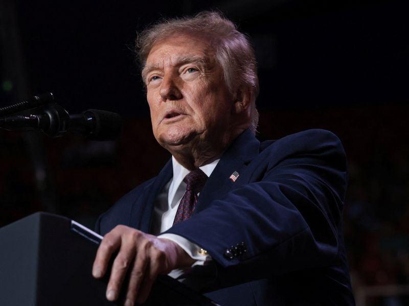 Трамп отменил поездку на футбольный матч в Алабаме из-за урагана Исайя