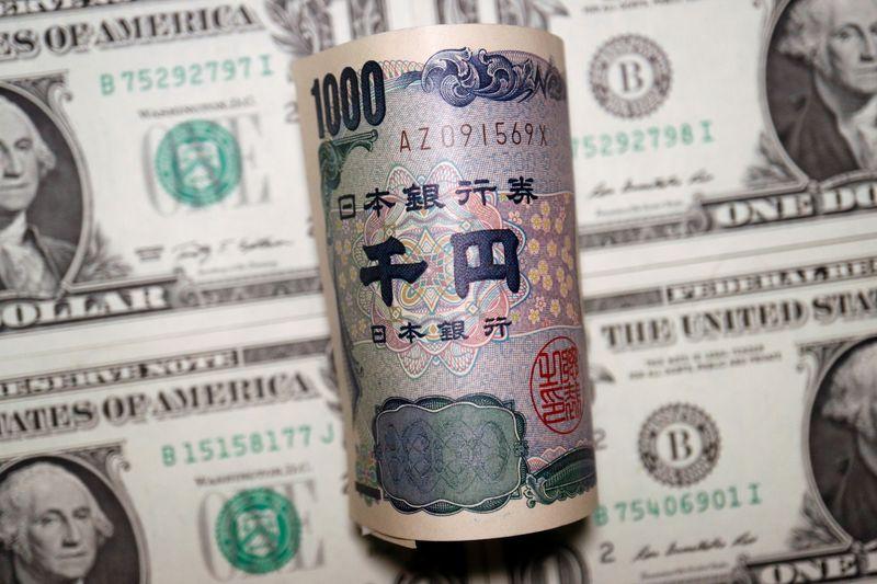 Азиатские валюты смешанные, доллар падает после роста CPI в США