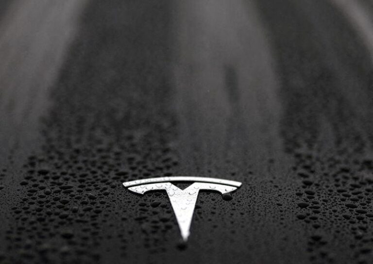 Tesla представит новое поколение электроспорткара Roadster 15 октября 2026 года