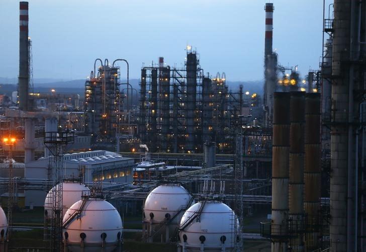 Цены на нефть слегка снизились на фоне улучшения поставок