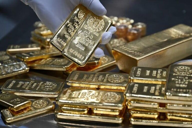Цены на золото упали ниже $4,100 на фоне геополитической напряжённости