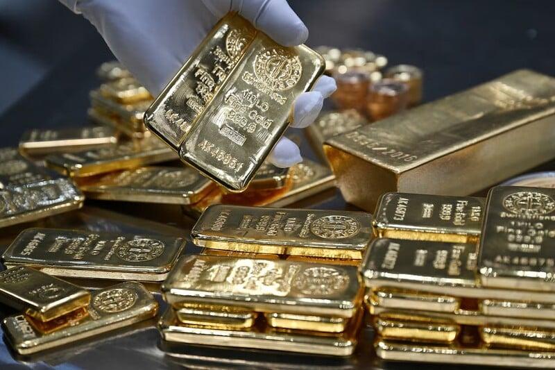 Цены на золото упали ниже $4,100 на фоне геополитической напряжённости