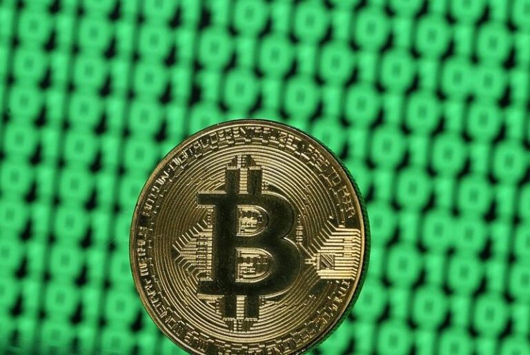 Биткойн опустился ниже $82 000 на фоне распродажи акций и роста нефти