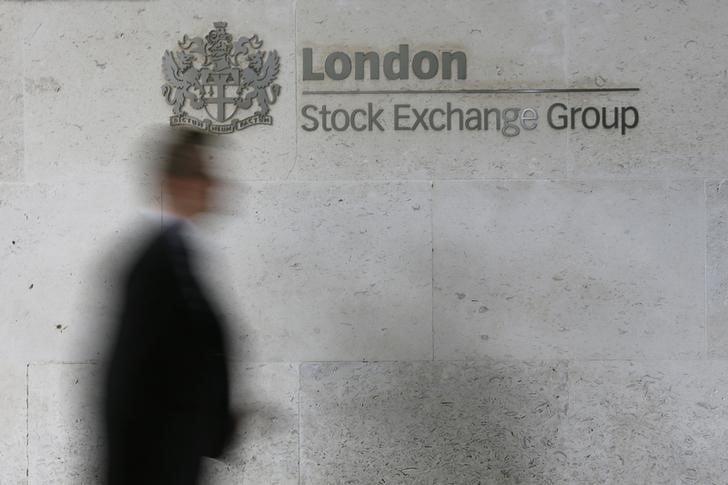 Индекс FTSE 100 снизился на 0,3% на фоне падения розничных продаж в Великобритании и роста цен на нефть до $117,00 за баррель