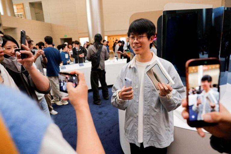 23 октября Apple выпустила iPhone Duo, вызвав очереди в магазинах